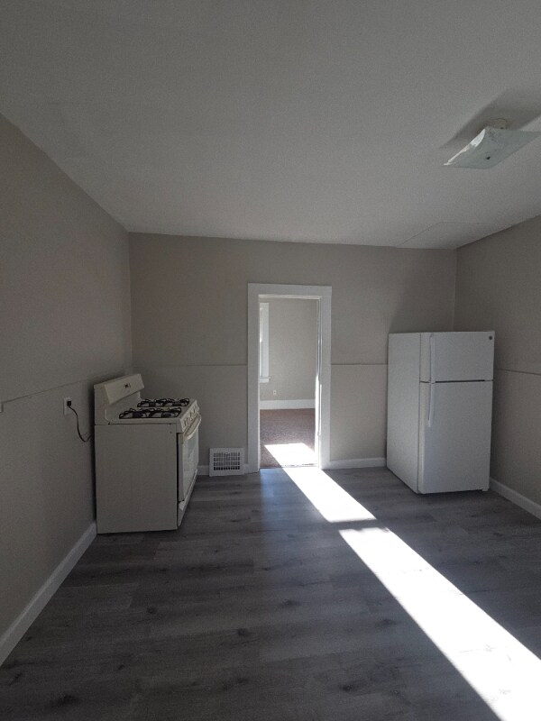 Building Photo - 340 W 24th St