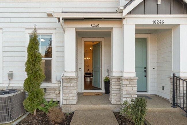 Building Photo - Modern 3 Bedroom, 2.5 Bathroom Townhome in South Cooper Mountain