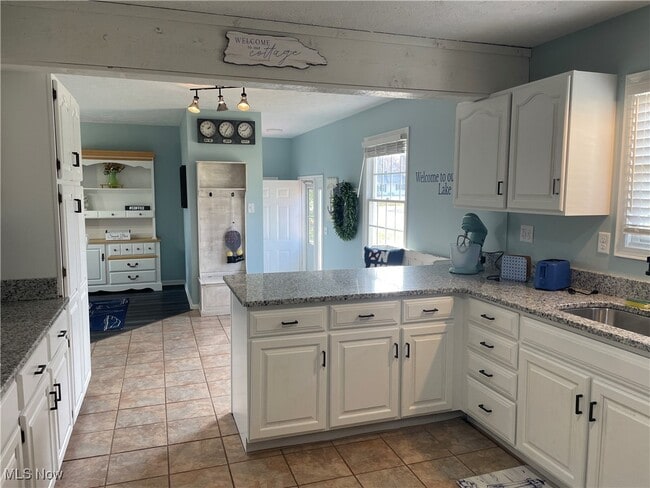 Building Photo - 2542 W 8th St