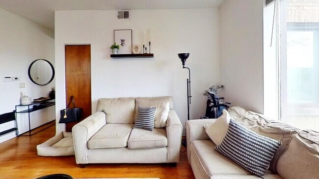Foto del edificio - 1317 W Addison St
