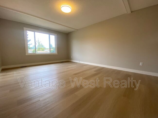 Building Photo - 166 Cariboo Rd