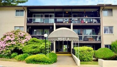 Building Photo - 400 Narragansett Pkwy