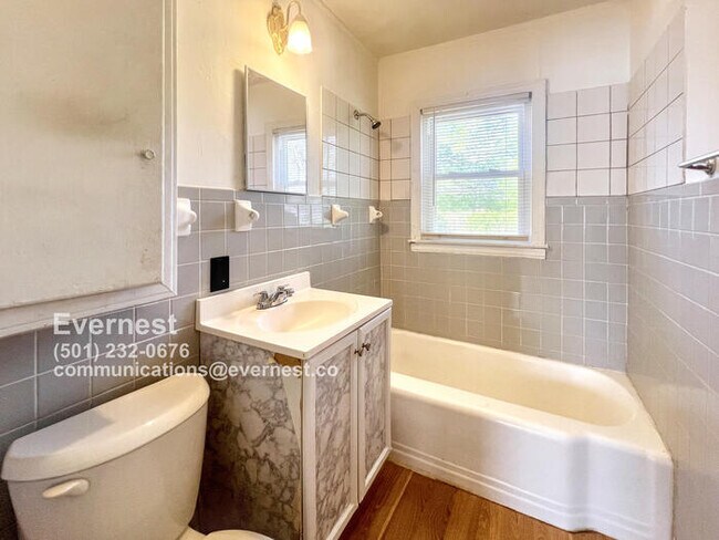 Foto del edificio - Cozy 3-Bedroom Home with Fenced Yard and C...