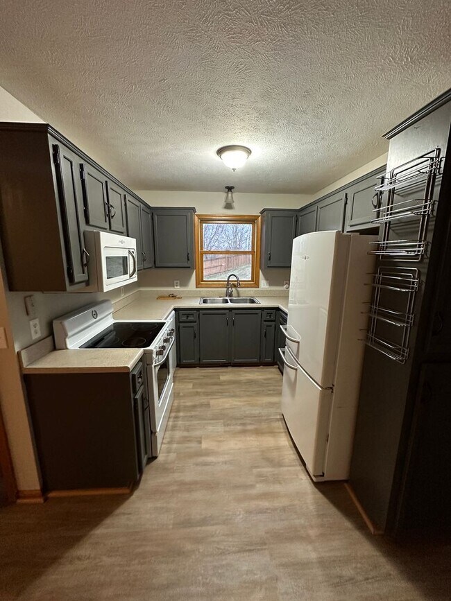 Building Photo - 904 Vos St