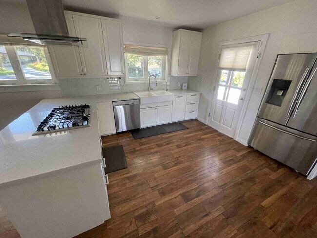 Building Photo - UPGRADED SOUTH OF THE BOULEVARD HOME WITH ...