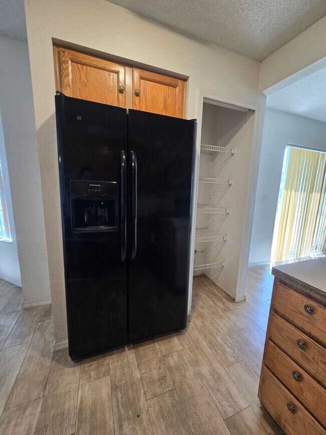 Foto del edificio - Large 4 Bedroom 2 & 1/2 Bath - 2 story Hom...