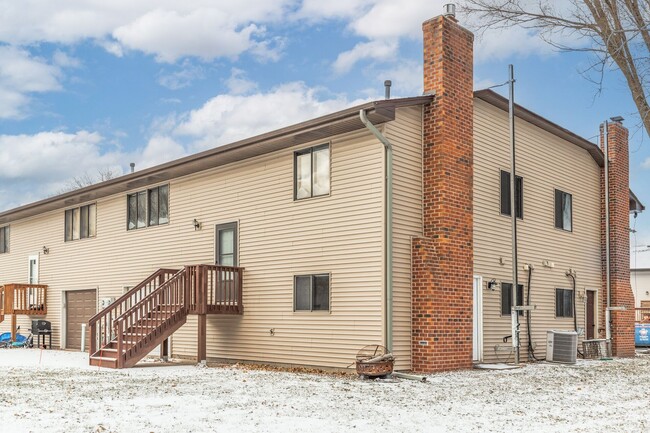 Building Photo - Blaine Townhome