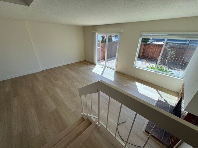 Foto del edificio - Beautifully Renovated 4-Bedroom Home in We...
