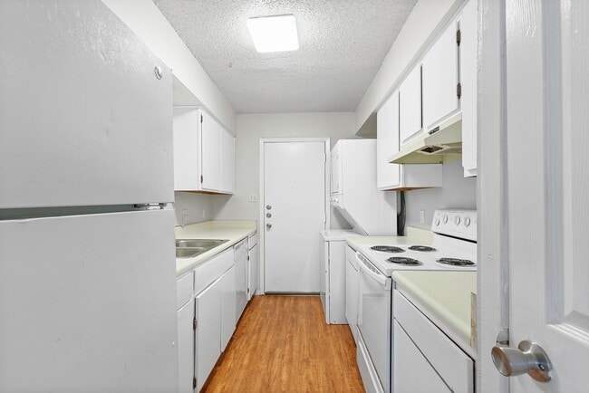 Building Photo - Spacious 2 Bedroom Apartment - Parking - N...