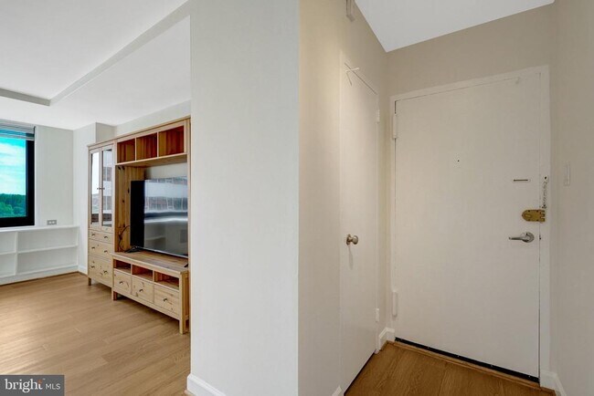 Foto del edificio - 1021 Arlington Blvd