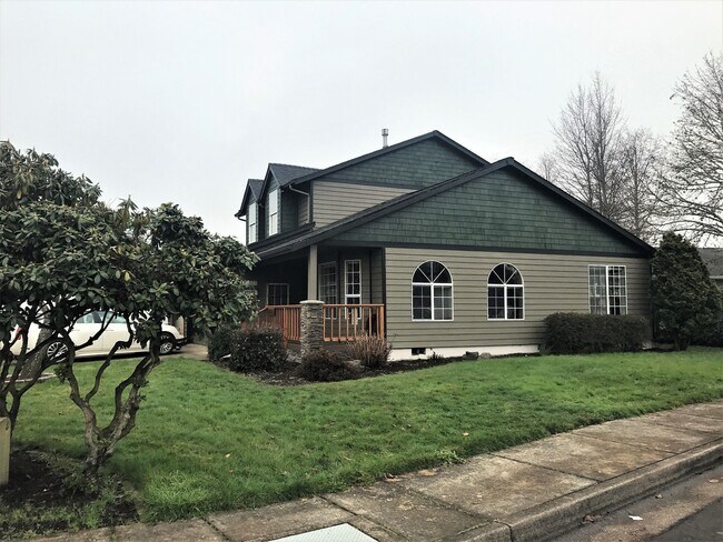 Building Photo - Beautiful, Spacious Home in A Great Neighb...