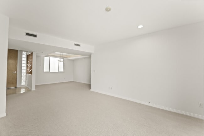 Building Photo - 171 N Church Ln