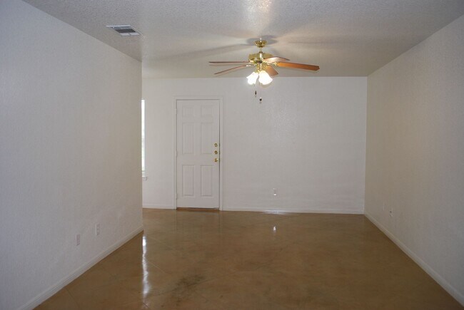 Building Photo - 911 LW