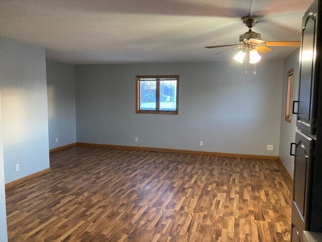 Sala de estar / Comedor - 109 1st Ave N