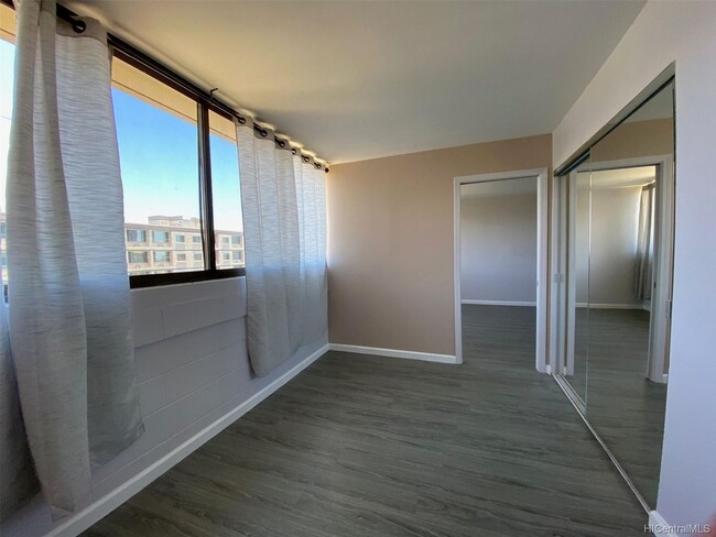 Building Photo - Recently Renovated and breezy 1 bed 1 bath...