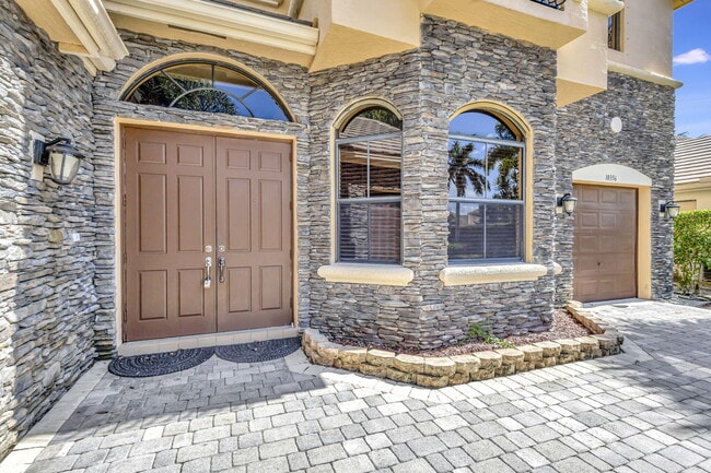 Building Photo - 10356 Trianon Pl