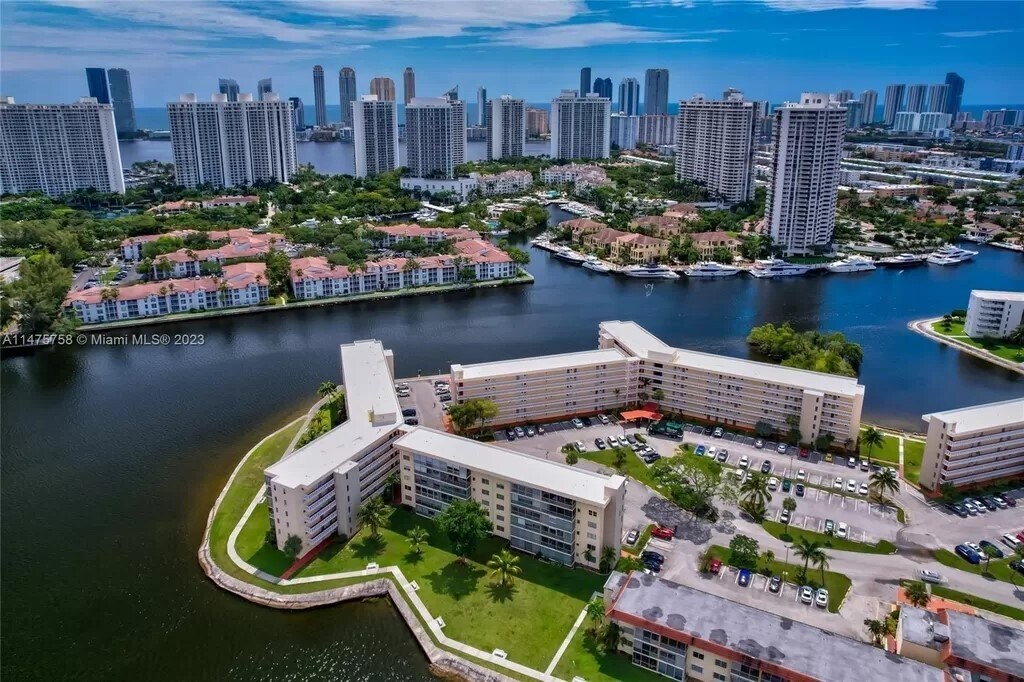 Foto del edificio - 2999 Point East Dr