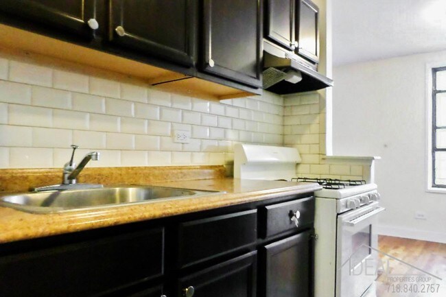 Building Photo - No Fee XL 1 bedroom !!!