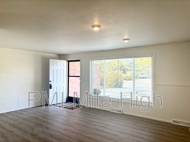 Building Photo - 978 E 10th Ave