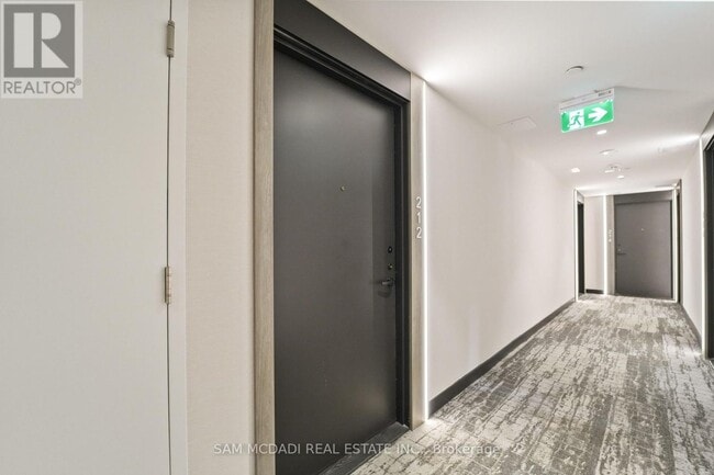 Photo du bâtiment - 215 Lakeshore Rd W