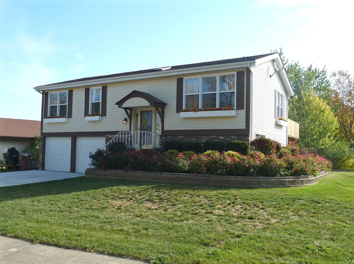 305 Sutherland Ln, Bloomingdale, IL 60108 House Rental in