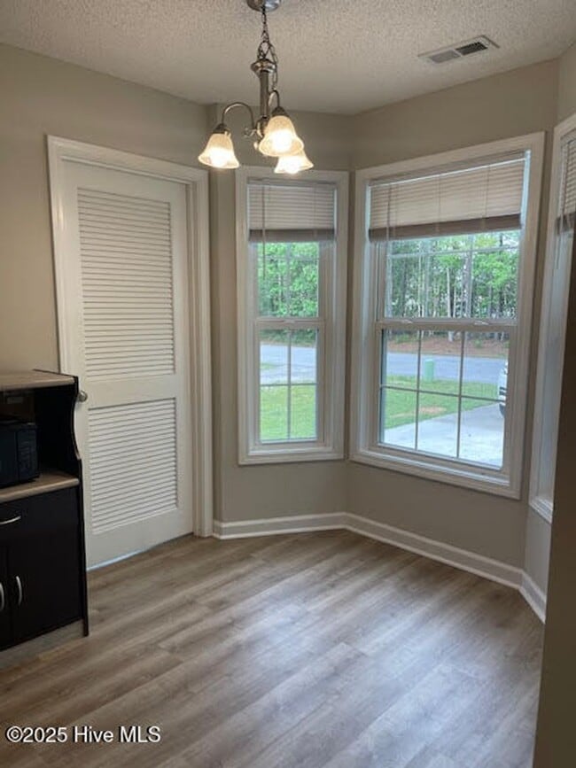 Building Photo - Great two bedroom, two bath duplex in Hunters Creek.