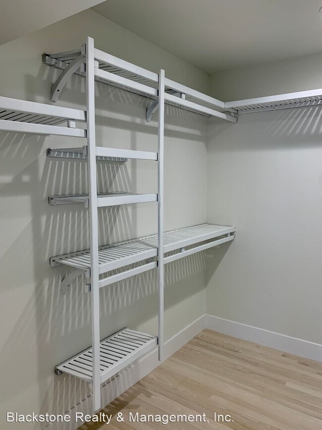 Building Photo - 11507 Moorpark St