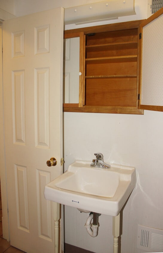Bath - 5840 Alderson St