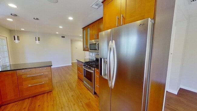 Building Photo - Lovely Open & Spacious Home in Huntington ...