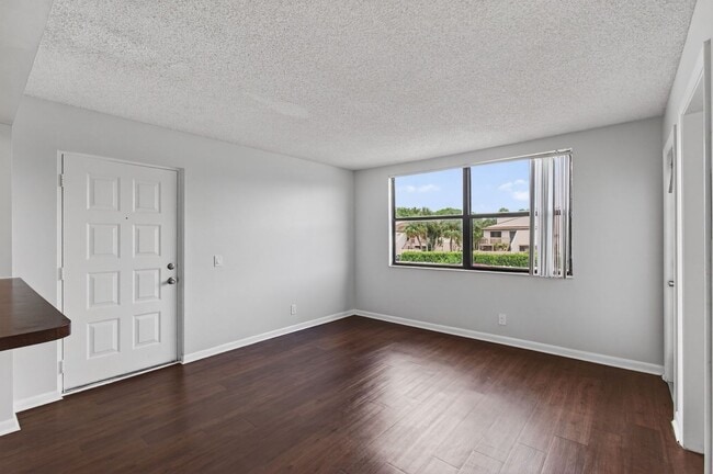 Building Photo - ONE BEDROOM ONE BATHROOM!! Waterfront Comm...