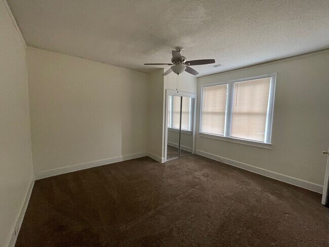 Foto del edificio - 2 Bedroom 1 Bath n The Avenues