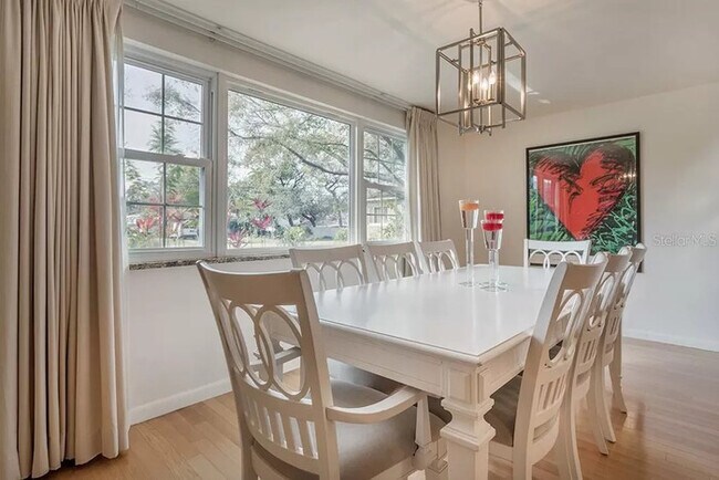 Foto del edificio - BEAUTIFUL Fully Fenced in Home For Rent in...