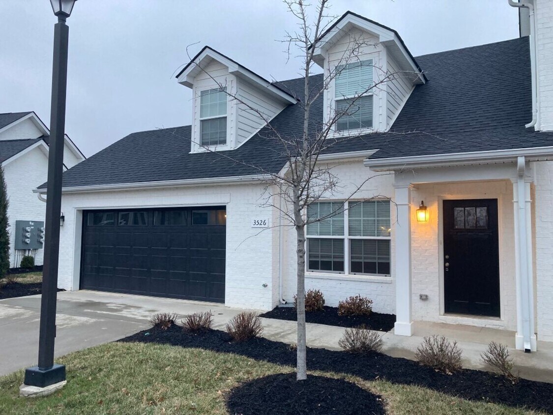 Foto principal - COMING SOON!!! End Unit townhome in Westwi...
