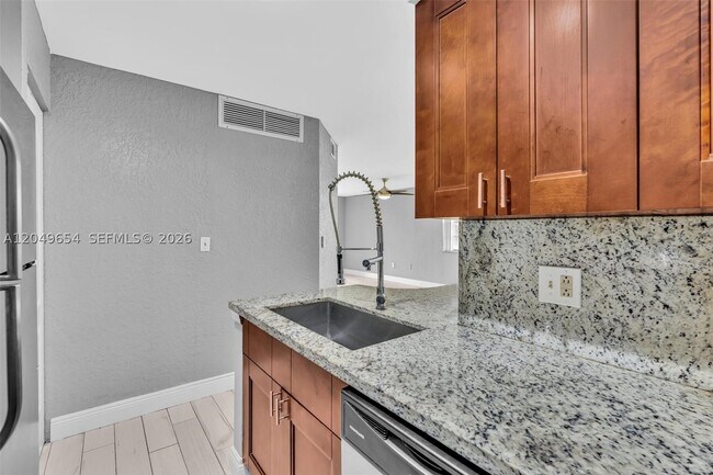 Foto del edificio - 2851 N Oakland Forest Dr
