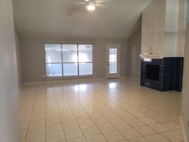 Building Photo - 2534 Bisontine St