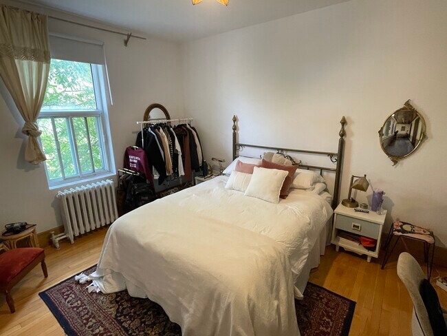 Building Photo - 5468 St Saint-Urbain