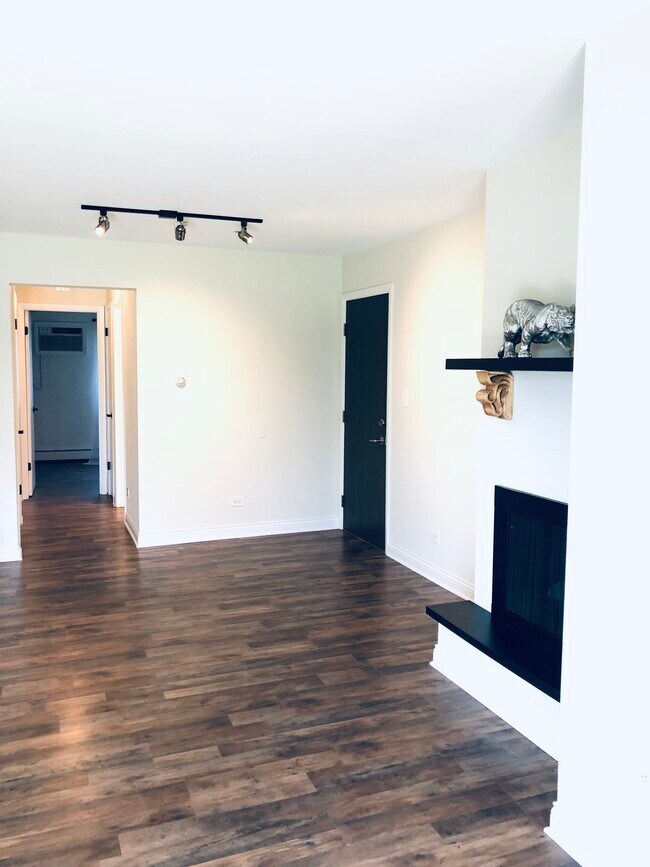 Building Photo - 753 S Dwyer Ave