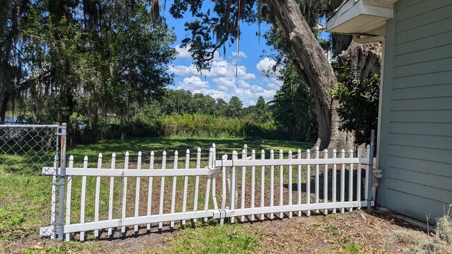 Foto del edificio - 5008 School Rd