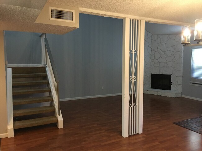 Building Photo - Large Comfortable Sparks Town Home with a ...