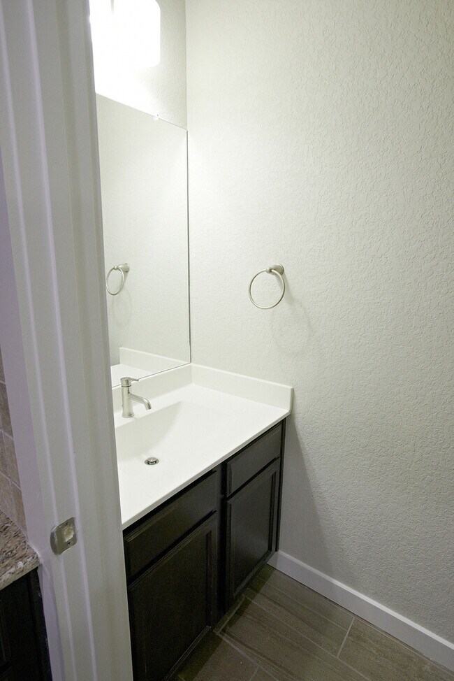 Foto del edificio - Luxury 3 Bedroom Townhome Located Near Sou...