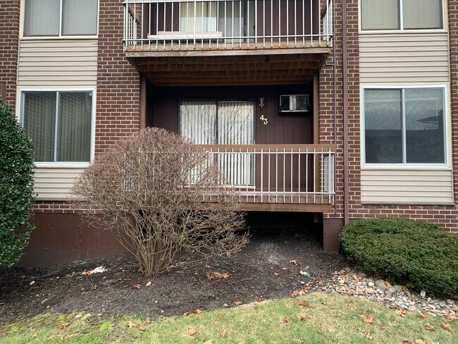 Building Photo - 43 Country Club Ln