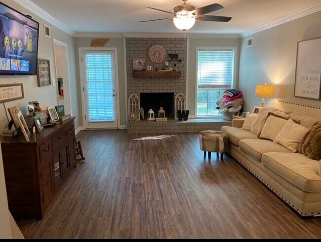 Building Photo - 647 Oak Wild Cove