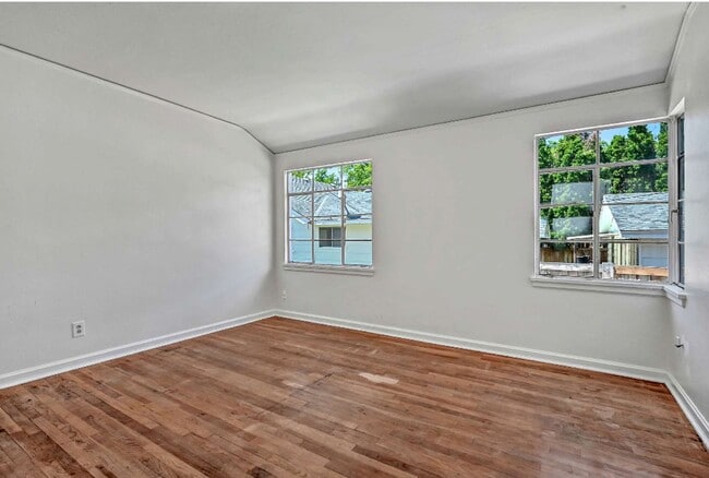 Building Photo - 1 Bedroom, 1 Shared Bath, Common Area Shar...