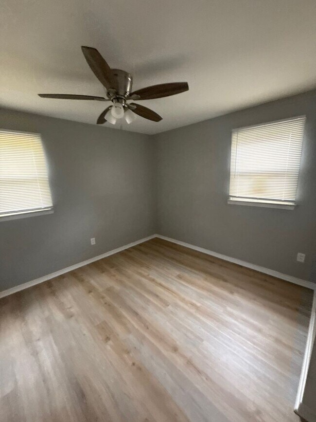 Foto del edificio - 3 Bedroom Home in Dearborn