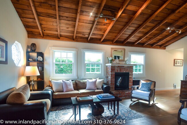 Building Photo - Exquisitely Remodeled Craftsman Style Home