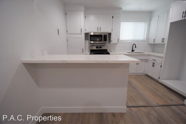 Building Photo - 1 br, 1 bath Apartment - 5117 Laurel Canyo...