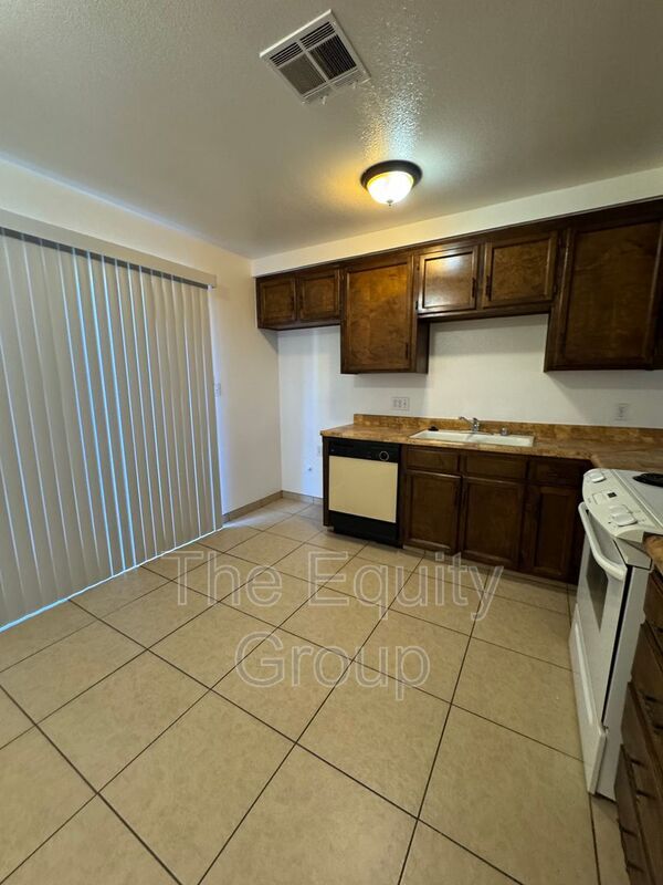 Building Photo - 2023 S Tracy Ct