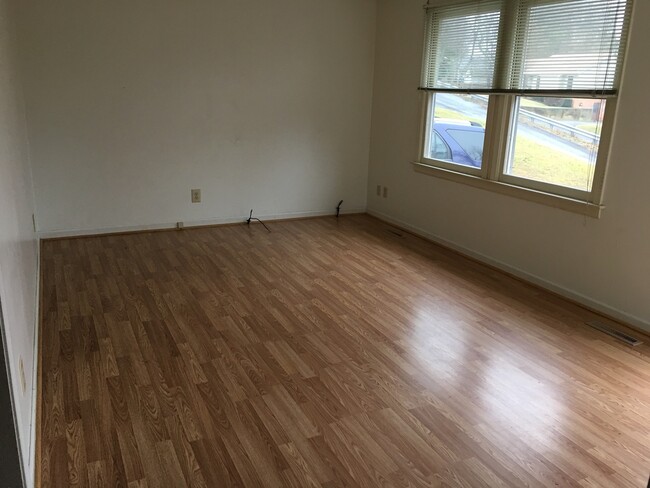 Building Photo - Radford 3 Br/2 Ba, Available July 10th