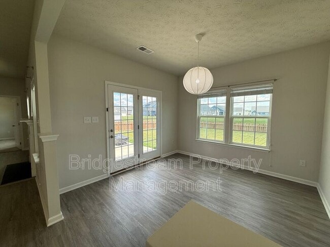 Building Photo - 2194 Schmidt Dr W