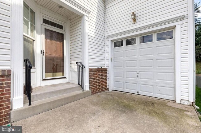 Building Photo - Live in this 4 bd 3.5 bth home in One of t...